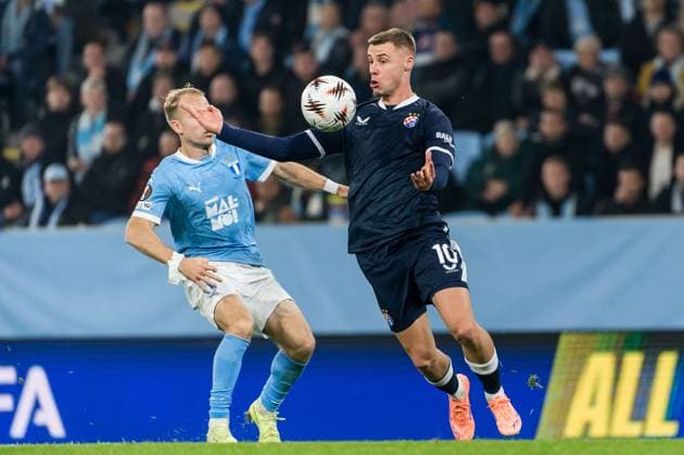 Malmo FF v GNK Dinamo - UEFA Europa League 2025 26 League Phase MD3 MALMO, SWEDEN - OCTOBER 23: Oscar Lewicki of Malmo and Gabriel Vidovic of Dinamo Zagreb competes for the ball during the UEFA Europa League 2025 26 League Phase MD3 match between Malmo FF and GNK Dinamo at Malmo New Stadium on October 23, 2025 in Malmo, Sweden.  ChristianxOrnberg PIXSELL