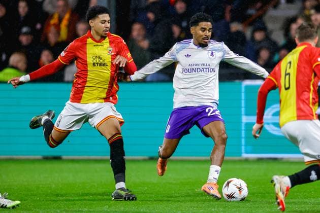 UEFA Europa League: Go Ahead Ealges v Aston Villa F.C. Deventer - Ian Maatsen of Aston Villa runs with the ball during the third match of the UEFA Europa League 2025 2026. The match is set between Go Ahead Eagles and Aston Villa F.C. at De Adelaarshorst on 23 October 2025 in Deventer, The Netherlands. (VK Sportphoto Raymond Smit) Copyright: xRaymondxSmitx