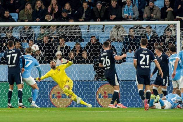 Malmo FF v GNK Dinamo - UEFA Europa League 2025 26 League Phase MD3 MALMO, SWEDEN - OCTOBER 23: Ivan Nevistic of Dinamo Zagreb tries to save a goal during the UEFA Europa League 2025 26 League Phase MD3 match between Malmo FF and GNK Dinamo at Malmo New Stadium on October 23, 2025 in Malmo, Sweden.  ChristianxOrnberg PIXSELL