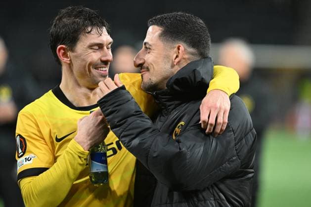 BERN, SWITZERLAND OCTOBER 23 Christian Fassnacht of Young Boys l and goalkeeper Dario Marzino of Young Boys r celebrating the victory during the UEFA Europa League 2025 26 League Phase MD3 match between BSC Young Boys and PFC Ludogorets 1945 at Stadion Wankdorf on October 23, 2025 in Bern, Switzerland Bern Stadion Wankdorf Bern Switzerland Copyright: xJustPictures.ch ManuelxWinterbergerx jp-en-EuSpIm-MWI_4504