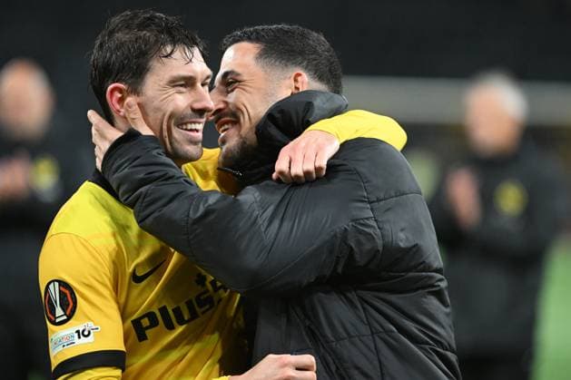 BERN, SWITZERLAND OCTOBER 23 Christian Fassnacht of Young Boys l and goalkeeper Dario Marzino of Young Boys r celebrating the victory during the UEFA Europa League 2025 26 League Phase MD3 match between BSC Young Boys and PFC Ludogorets 1945 at Stadion Wankdorf on October 23, 2025 in Bern, Switzerland Bern Stadion Wankdorf Bern Switzerland Copyright: xJustPictures.ch ManuelxWinterbergerx jp-en-EuSpIm-MWI_4508
