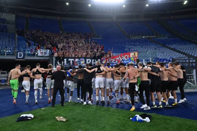 CALCIO - UEFA Europa League - AS Roma vs FC Viktoria Plzen Players of Viktoria Plzen celebrates at the end of the UEFA Europa League phase day 3 football match between between A.S. Roma and F.C. Viktoria Plzen at the Olympic Stadium on October 23, 2025 in Rome, Italy. Rome Italy  Copyright: xIPAxSport ABACAx