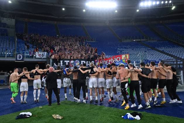 CALCIO - UEFA Europa League - AS Roma vs FC Viktoria Plzen Players of Viktoria Plzen celebrates at the end of the UEFA Europa League phase day 3 football match between between A.S. Roma and F.C. Viktoria Plzen at the Olympic Stadium on October 23, 2025 in Rome, Italy. Rome Italy  Copyright: xIPAxSport ABACAx