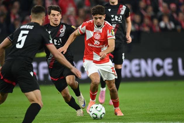 Ben BOBZIEN MZ against Ilija MASIC Mostar and Neven DJURASEK Mostar Action, duel, 1 FSV Mainz 05 MZ Zrinjski Mostar Mostar 1 0 Football UEFA Conference League season 2025 2026, 2 Spieltag, Spieltag2, matchday 2, am 23 10 2025, MEWA Arena Mainz UEFA regulations prohibit any use of photographs as image sequences and or quasi video Â
