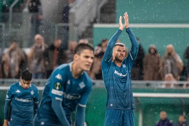 Edin Dzeko thanks the fans during Europa Conference league match, SK Rapid Wien - ACF Fiorentina, 23. october 2025, Allianz stadium, Wien, Austria Copyright: xMICHALxFAJT,ZOSPORTU.SKx FAJ_1698