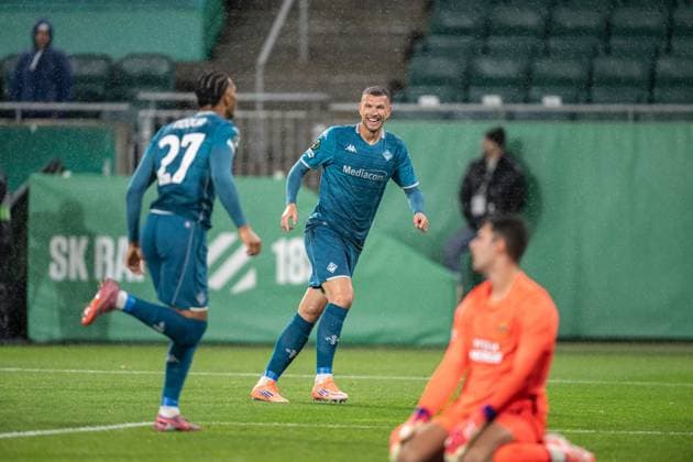 Cher Ndour a goal celebrate with Edin Dzeko during Europa Conference league match, SK Rapid Wien - ACF Fiorentina, 23. october 2025, Allianz stadium, Wien, Austria Copyright: xMICHALxFAJT,ZOSPORTU.SKx MAR_1319