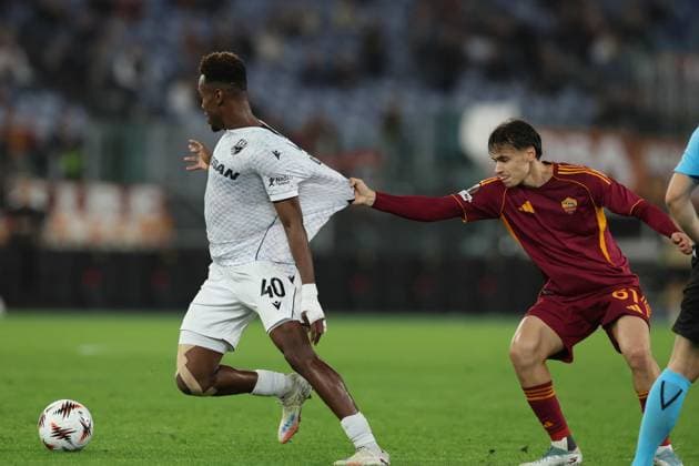 October 23, 2025, Rome, Lazio, Italy: Roma s NICCOLO PISILLI tugs the shirt of SAMPSON DWEH of Viktoria Plzen during the UEFA Europa League 2025 26 League Phase MD3 match between AS Roma and FC Viktoria Plzen at Stadio Olimpico in Rome. Viktoria Plzen won the match 2-1. Rome Italy - ZUMAl131 20251023_zsp_l131_022 Copyright: xCiroxDexLucax