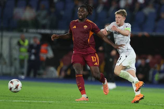 CALCIO - UEFA Europa League - AS Roma vs FC Viktoria Plzen Rome, Italy - October 23, 2025: Manu kone of Roma, Lukas Cerv of Viktoria Plzen seen in action during the UEFA League 2025 2026, matchday 3, between AS Roma vs Viktoria Plzen at stadium in Rome Rome Italy  Copyright: xIPAxSport ABACAx