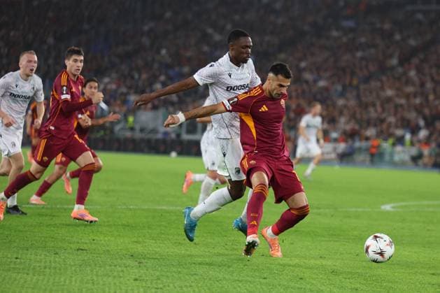 CALCIO - UEFA Europa League - AS Roma vs FC Viktoria Plzen Rome, Italy - October 23, 2025: Cheick Souare of Viktoria Plzen, Zeki Celik of Roma seen in action during the UEFA League 2025 2026, matchday 3, between AS Roma vs Viktoria Plzen at stadium in Rome Rome Italy  Copyright: xIPAxSport ABACAx