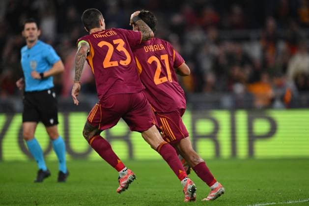 CALCIO - UEFA Europa League - AS Roma vs FC Viktoria Plzen Paulo Dybala of A.S. Roma celebrates after scoring the goal of 1-2 during the UEFA Europa League phase day 3 football match between between A.S. Roma and F.C. Viktoria Plzen at the Olympic Stadium on October 23, 2025 in Rome, Italy. Rome Italy  Copyright: xIPAxSport ABACAx