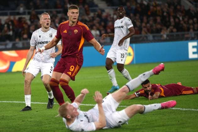 CALCIO - UEFA Europa League - AS Roma vs FC Viktoria Plzen 23.10.2025 Europa League Fase a Gironi : Roma vs Viktoria Plzen Nella foto: Artem Dovbyk e Ziki Celik (Foto Gino Mancini) Rome Italy  Copyright: xIPAxSport ABACAx