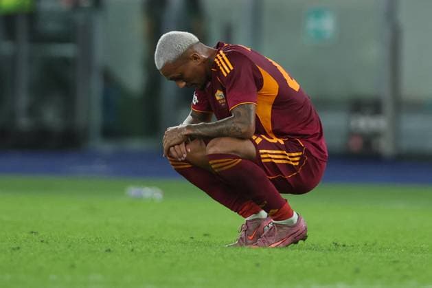CALCIO - UEFA Europa League - AS Roma vs FC Viktoria Plzen Rome, Italy - October 23, 2025: disappointment after the defeat for Wesley Franca of Roma in the UEFA League 2025 2026, matchday 3, between AS Roma vs Viktoria Plzen at stadium in Rome Rome Italy  Copyright: xIPAxSport ABACAx
