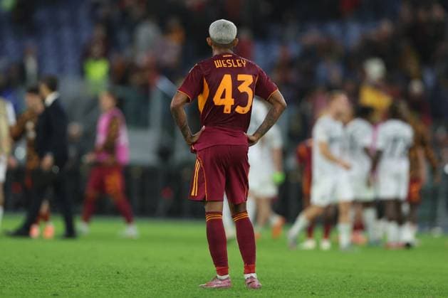 CALCIO - UEFA Europa League - AS Roma vs FC Viktoria Plzen Rome, Italy - October 23, 2025: disappointment after the defeat for Wesley Franca of Roma in the UEFA League 2025 2026, matchday 3, between AS Roma vs Viktoria Plzen at stadium in Rome Rome Italy  Copyright: xIPAxSport ABACAx