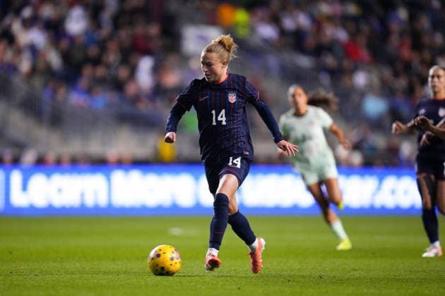 October 23, 2025: United States Defender Emily Sonnett (14) controls the ball during the first half of an International Friendly, Länderspiel, Nationalmannschaft against Portugal at Subaru Park in Chester, Pennsylvania. CSM Chester United States of America - ZUMAc04_ 20251023_zma_c04_009 Copyright: xKylexRoddenx