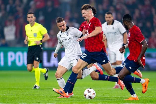 2025-10-23 LOSC Lille v PAOK FC - UEFA Europa League 2025 26 League Phase MD3 LILLE, FRANCE - OCTOBER 23: Dimitrios Pelkas of PAOK FC battles for the ball with Thomas Meunier of Lille OSC during the UEFA Europa League 2025 26 League Phase MD3 match between LOSC Lille and PAOK FC at Stade Pierre Mauroy on October 23, 2025 in Lille, France. Lille Stade Pierre Mauroy France Content not available for redistribution in The Netherlands directly or indirectly through any third parties. Copyright: xJorisxVerwijstx