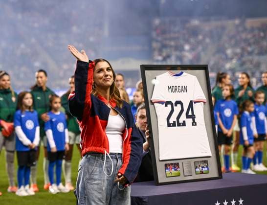 October 23, 2025, Chester, Pennsylvania, USA: Legendary soccer player for the US Women s national team, Nationalteam ALEX MORGAN, waves to the crowd as she retires from playing soccer. Morgan retired just before the match of the USWNT versus Portugal at Subaru Park in Chester. Chester USA - ZUMArf1_ 20251023_zaf_rf1_003 Copyright: xRickyxFitchettx