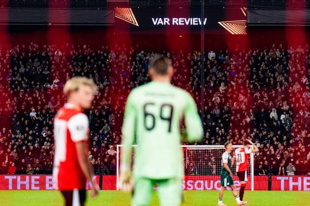 UEFA Europa League: Feyenoord v Panathinaikos F.C. Rotterdam - VAR Check for the penalty during the third match of the UEFA Europa League 2025 2026. The match is set between Feyenoord and Panathinaikos F.C. at Stadion Feijenoord De Kuip on 23 October 2025 in Rotterdam, The Netherlands. Copyright: xYannickxVerhoevenx