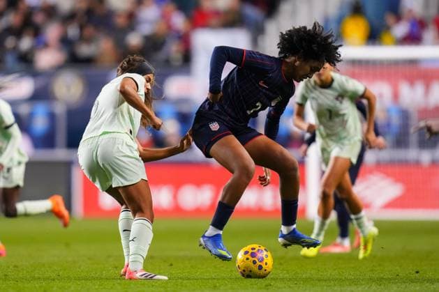 October 23, 2025: United States Midfielder Lily Yohannes (7) controls the ball during the second half of an International Friendly, Länderspiel, Nationalmannschaft against Portugal at Subaru Park in Chester, Pennsylvania. CSM Chester United States of America - ZUMAc04_ 20251023_zma_c04_027 Copyright: xKylexRoddenx