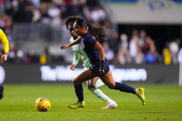 October 23, 2025: United States Forward Alyssa Thompson (21) controls the ball during the second half of an International Friendly, Länderspiel, Nationalmannschaft against Portugal at Subaru Park in Chester, Pennsylvania. CSM Chester United States of America - ZUMAc04_ 20251023_zma_c04_039 Copyright: xKylexRoddenx