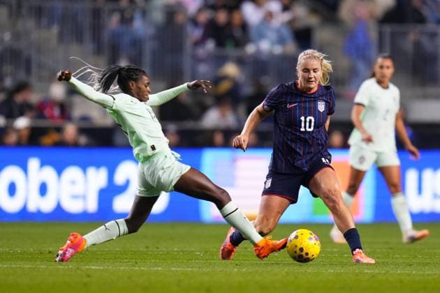 October 23, 2025: Portugal Forward Diana Silva (17) defends against United States Midfielder Lindsey Heaps (10) during the first half of an International Friendly, Länderspiel, Nationalmannschaft at Subaru Park in Chester, Pennsylvania. CSM Chester United States of America - ZUMAc04_ 20251023_zma_c04_041 Copyright: xKylexRoddenx