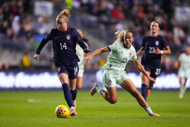 October 23, 2025: United States Defender Emily Sonnett (14) controls the ball during the first half of an International Friendly, Länderspiel, Nationalmannschaft against Portugal at Subaru Park in Chester, Pennsylvania. CSM Chester United States of America - ZUMAc04_ 20251023_zma_c04_042 Copyright: xKylexRoddenx