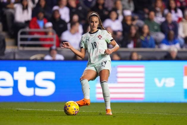 October 23, 2025: Portugal Defender Diana Gomes (19) passes the ball during the second half of an International Friendly, Länderspiel, Nationalmannschaft against the United States at Subaru Park in Chester, Pennsylvania. CSM Chester United States of America - ZUMAc04_ 20251023_zma_c04_053 Copyright: xKylexRoddenx