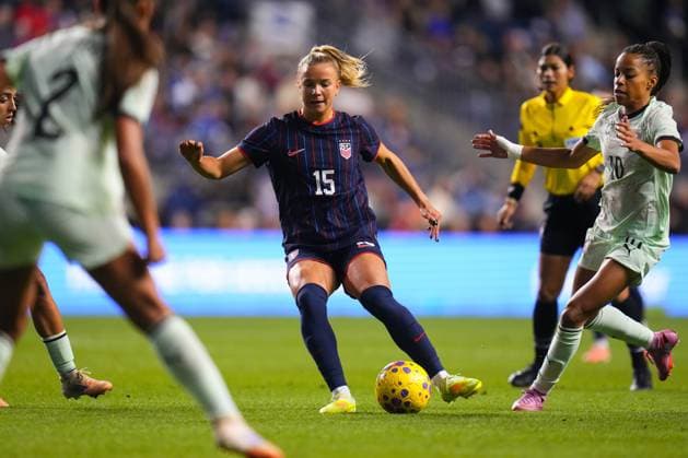 October 23, 2025: United States midfielder Claire Hutton (15) passes the ball during the second half of an International Friendly, Länderspiel, Nationalmannschaft against Portugal at Subaru Park in Chester, Pennsylvania. CSM Chester United States of America - ZUMAc04_ 20251023_zma_c04_056 Copyright: xKylexRoddenx