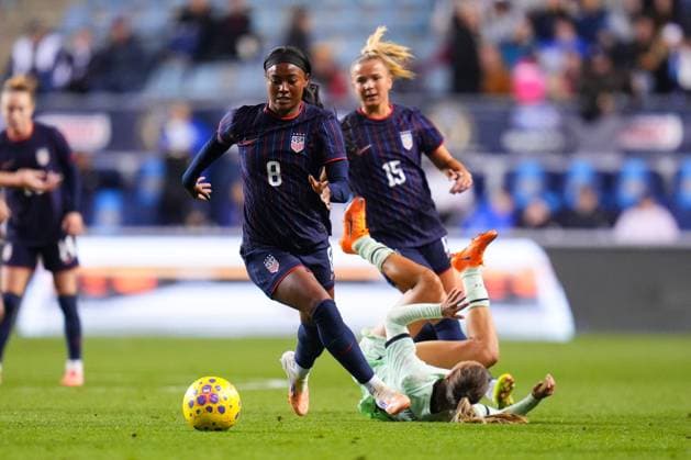 October 23, 2025: United States Forward Jaedyn Shaw (8) controls the ball during the second half of an International Friendly, Länderspiel, Nationalmannschaft against Portugal at Subaru Park in Chester, Pennsylvania. CSM Chester United States of America - ZUMAc04_ 20251023_zma_c04_062 Copyright: xKylexRoddenx