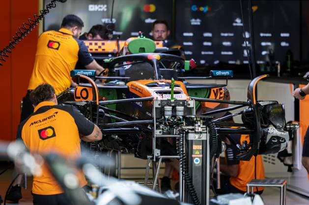 Formula One Mexican Grand Prix in Mexico - 24 Oct 2025 McLaren F1 Team engineers and MCL39 in the garage during the Formula One Mexican Grand Prix. Mexico Mexico Copyright: xJayxHiranox xSOPAxImagesx F1 Mexico GP 559748