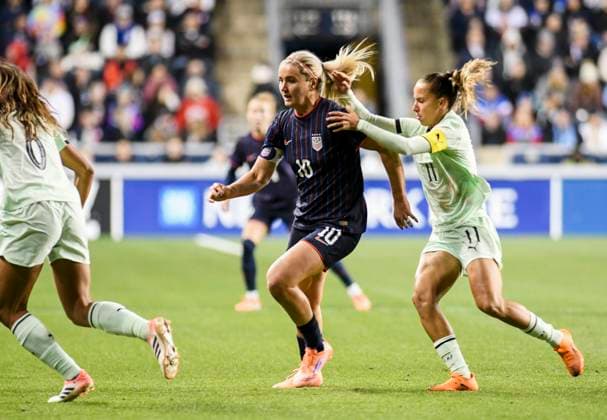 October 23, 2025, Chester, Pennsylvania, United States: Portugal player, TATIANA PINTO (11) in action against USWNT player, LINDSEY HEAPS(10) during their match at Subaru Park in Chester PA Chester United States - ZUMArf1_ 20251023_zaf_rf1_011 Copyright: xRickyxFitchettx