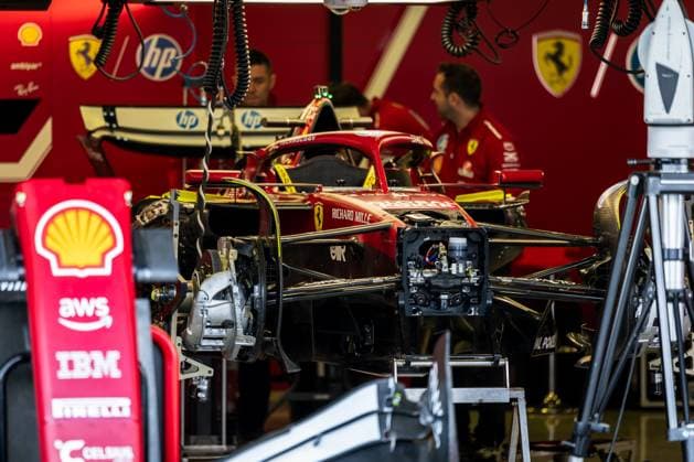 October 23, 2025, Mexico, Mexico: Scuderia Ferrari engineers and SF?25 in the garage during the Formula One Mexican Grand Prix. Mexico Mexico - ZUMAs197 20251023_aaa_s197_308 Copyright: xJayxHiranox