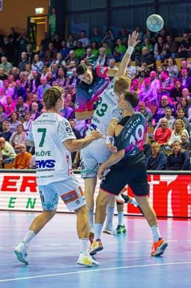 23 10 2025, xovx, Handball Daikin Handball Bundesliga, HSG Wetzlar FRISCH AUF Göppingen v l Victor Klöve Frisch Auf Göppingen , Stefan Cavor HSG Wetzlar , Ymir Örn Gislason Frisch Auf Göppingen , Josip Simic HSG Wetzlar Wetzlar Buderus Arena Hessen Germany EN