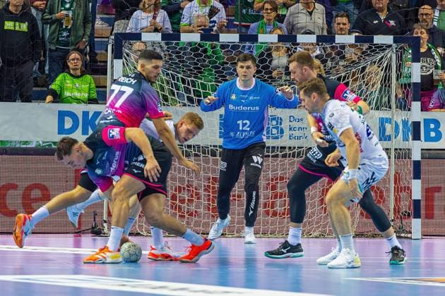 23 10 2025, xovx, Handball Daikin Handball Bundesliga, HSG Wetzlar FRISCH AUF Göppingen v l Josip Simic HSG Wetzlar , Stefan Cavor HSG Wetzlar , Franko Lastro Frisch Auf Göppingen , Anadin Suljakovic HSG Wetzlar , Nikola Grahovac HSG Wetzlar , Ymir Örn Gislason Frisch Auf Göppingen Wetzlar Buderus Arena Hessen Germany EN