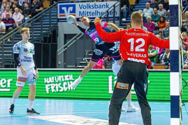 23 10 2025, xovx, Handball Daikin Handball Bundesliga, HSG Wetzlar FRISCH AUF Göppingen v l Franko Lastro Frisch Auf Göppingen , Ahmet Nafea HSG Wetzlar , Kristian Saeveras Frisch Auf Göppingen Wetzlar Buderus Arena Hessen Germany EN