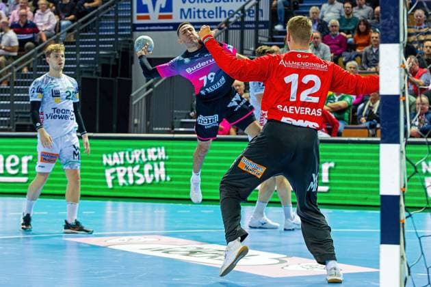 23 10 2025, xovx, Handball Daikin Handball Bundesliga, HSG Wetzlar FRISCH AUF Göppingen v l Franko Lastro Frisch Auf Göppingen , Ahmet Nafea HSG Wetzlar , Kristian Saeveras Frisch Auf Göppingen Wetzlar Buderus Arena Hessen Germany EN