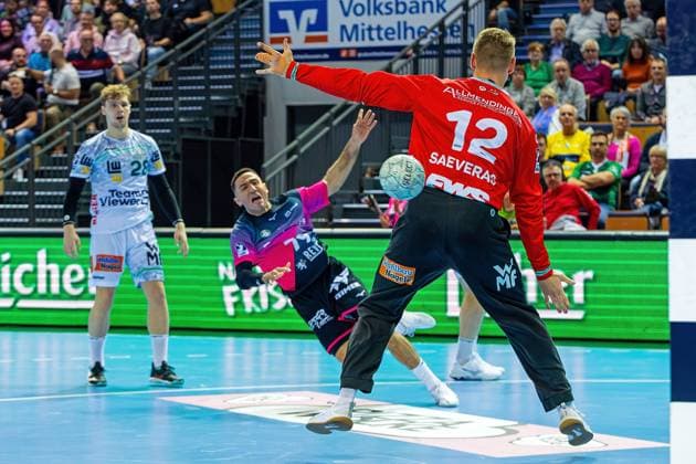 23 10 2025, xovx, Handball Daikin Handball Bundesliga, HSG Wetzlar FRISCH AUF Göppingen v l Franko Lastro Frisch Auf Göppingen , Ahmet Nafea HSG Wetzlar , Kristian Saeveras Frisch Auf Göppingen Wetzlar Buderus Arena Hessen Germany EN