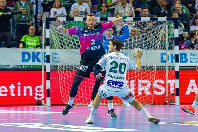 23 10 2025, xovx, Handball Daikin Handball Bundesliga, HSG Wetzlar FRISCH AUF Göppingen v l Nikola Grahovac HSG Wetzlar , Anadin Suljakovic HSG Wetzlar , Ludvig Hallbäck Frisch Auf Göppingen Wetzlar Buderus Arena Hessen Germany EN