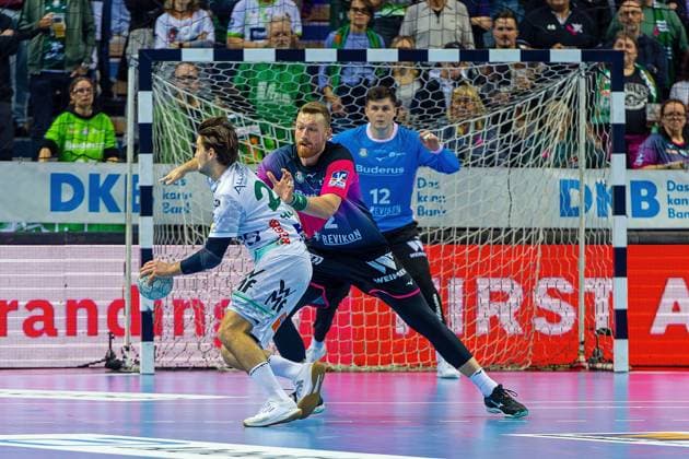 23 10 2025, xovx, Handball Daikin Handball Bundesliga, HSG Wetzlar FRISCH AUF Göppingen v l Ludvig Hallbäck Frisch Auf Göppingen , Nikola Grahovac HSG Wetzlar , Anadin Suljakovic HSG Wetzlar Wetzlar Buderus Arena Hessen Germany EN