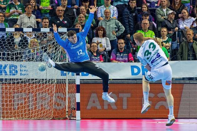 23 10 2025, xovx, Handball Daikin Handball Bundesliga, HSG Wetzlar FRISCH AUF Göppingen v l Anadin Suljakovic HSG Wetzlar , Ymir Örn Gislason Frisch Auf Göppingen Wetzlar Buderus Arena Hessen Germany EN