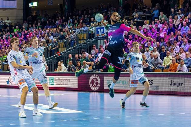 23 10 2025, xovx, Handball Daikin Handball Bundesliga, HSG Wetzlar FRISCH AUF Göppingen v l Victor Klöve Frisch Auf Göppingen , Ymir Örn Gislason Frisch Auf Göppingen , Philipp Ahouansou HSG Wetzlar , Franko Lastro Frisch Auf Göppingen Wetzlar Buderus Arena Hessen Germany EN
