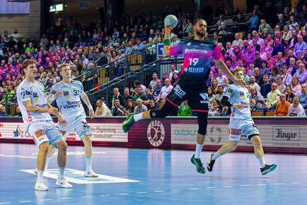 23 10 2025, xovx, Handball Daikin Handball Bundesliga, HSG Wetzlar FRISCH AUF Göppingen v l Victor Klöve Frisch Auf Göppingen , Ymir Örn Gislason Frisch Auf Göppingen , Philipp Ahouansou HSG Wetzlar , Franko Lastro Frisch Auf Göppingen Wetzlar Buderus Arena Hessen Germany EN
