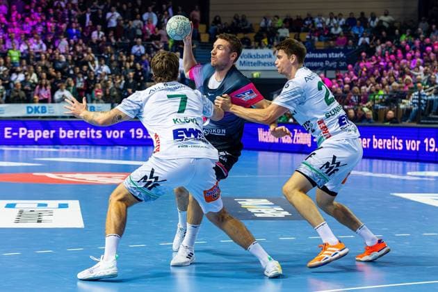 23 10 2025, xovx, Handball Daikin Handball Bundesliga, HSG Wetzlar FRISCH AUF Göppingen v l Victor Klöve Frisch Auf Göppingen , Dominik Mappes HSG Wetzlar , Oskar Sunnefeldt Frisch Auf Göppingen Wetzlar Buderus Arena Hessen Germany EN