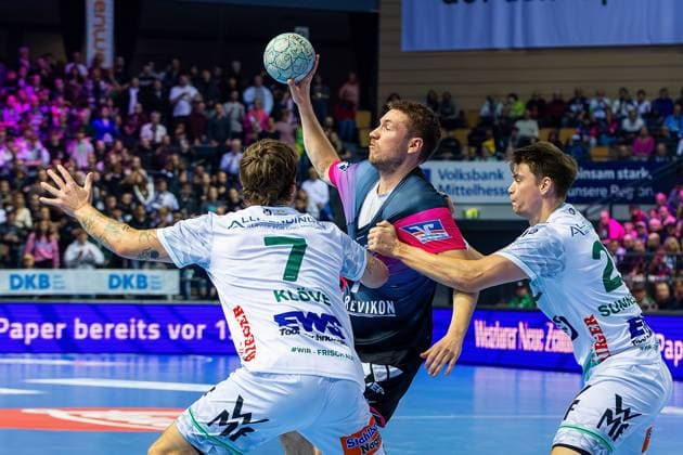 23 10 2025, xovx, Handball Daikin Handball Bundesliga, HSG Wetzlar FRISCH AUF Göppingen v l Victor Klöve Frisch Auf Göppingen , Dominik Mappes HSG Wetzlar , Oskar Sunnefeldt Frisch Auf Göppingen Wetzlar Buderus Arena Hessen Germany EN