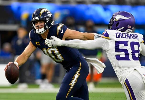 October 23, 2025 Los Angeles Chargers quarterback Justin Herbert (10) scrambles with the ball during an NFL, American Football Herren, USA game in Inglewood, California. Mandatory Photo Credit : CSM Inglewood United States of America - ZUMAc04_ 20251023_zma_c04_069 Copyright: xCharlesxBausx