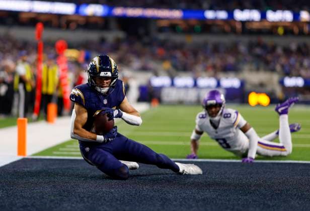 October 23, 2025 Los Angeles Chargers wide receiver Ladd McConkey (15) makes a catch for a touchdown during an NFL, American Football Herren, USA game in Inglewood, California. Mandatory Photo Credit : CSM Inglewood United States of America - ZUMAc04_ 20251023_zma_c04_076 Copyright: xCharlesxBausx