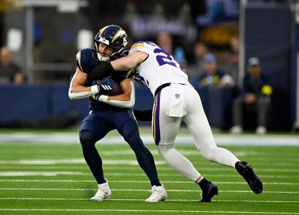 October 23, 2025 Los Angeles Chargers wide receiver Ladd McConkey (15) carries the ball after making a catch during an NFL, American Football Herren, USA game in Inglewood, California. Mandatory Photo Credit : CSM Inglewood United States of America - ZUMAc04_ 20251023_zma_c04_077 Copyright: xCharlesxBausx