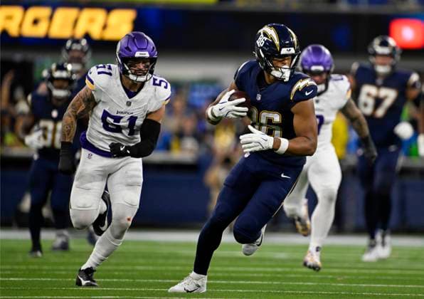 October 23, 2025 Los Angeles Chargers tight end Oronde Gadsden II (86) carries the ball after making a catch during an NFL, American Football Herren, USA game in Inglewood, California. Mandatory Photo Credit : CSM Inglewood United States of America - ZUMAc04_ 20251023_zma_c04_085 Copyright: xCharlesxBausx