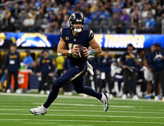 October 23, 2025 Los Angeles Chargers quarterback Justin Herbert (10) scrambles with the ball during an NFL, American Football Herren, USA game in Inglewood, California. Mandatory Photo Credit : CSM Inglewood United States of America - ZUMAc04_ 20251023_zma_c04_089 Copyright: xCharlesxBausx