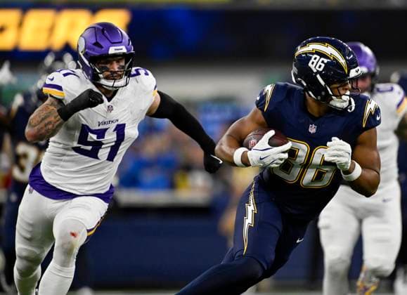 October 23, 2025 Los Angeles Chargers tight end Oronde Gadsden II (86) carries the ball after making a catch during an NFL, American Football Herren, USA game in Inglewood, California. Mandatory Photo Credit : CSM Inglewood United States of America - ZUMAc04_ 20251023_zma_c04_094 Copyright: xCharlesxBausx