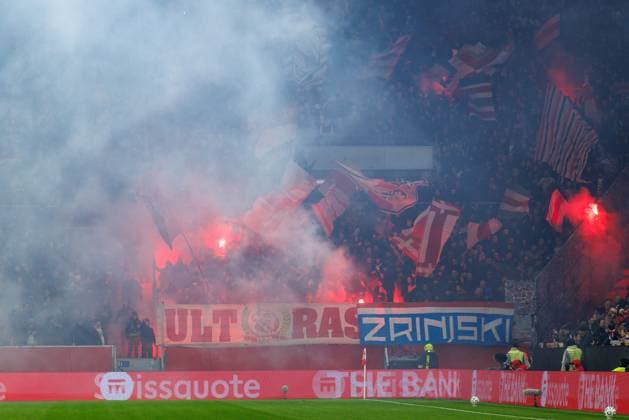 MAINZ, DEUTSCHLAND - OCTOBER 23: Despite the ban and repeated requests by the stadium announcer, the visiting fans continue to set off more and more pyrotechnics during the match between 1. FSV Mainz 05 vs. HäK Zrinjski Mostar at MEWA Arena on matchday 2 on October 23, 2025 in Mainz, Deutschland. Rheinland-Pfalz Deutschland Copyright: xBEAUTIFULxSPORTS Hahnex